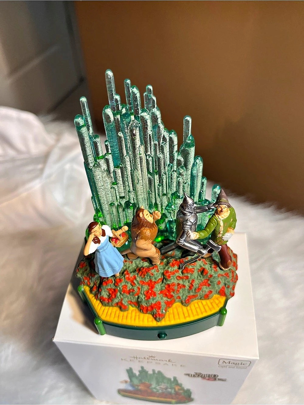 Hallmark Keepsake Optimistic Voices Wizard of Oz Light and Sound Ornament NWT